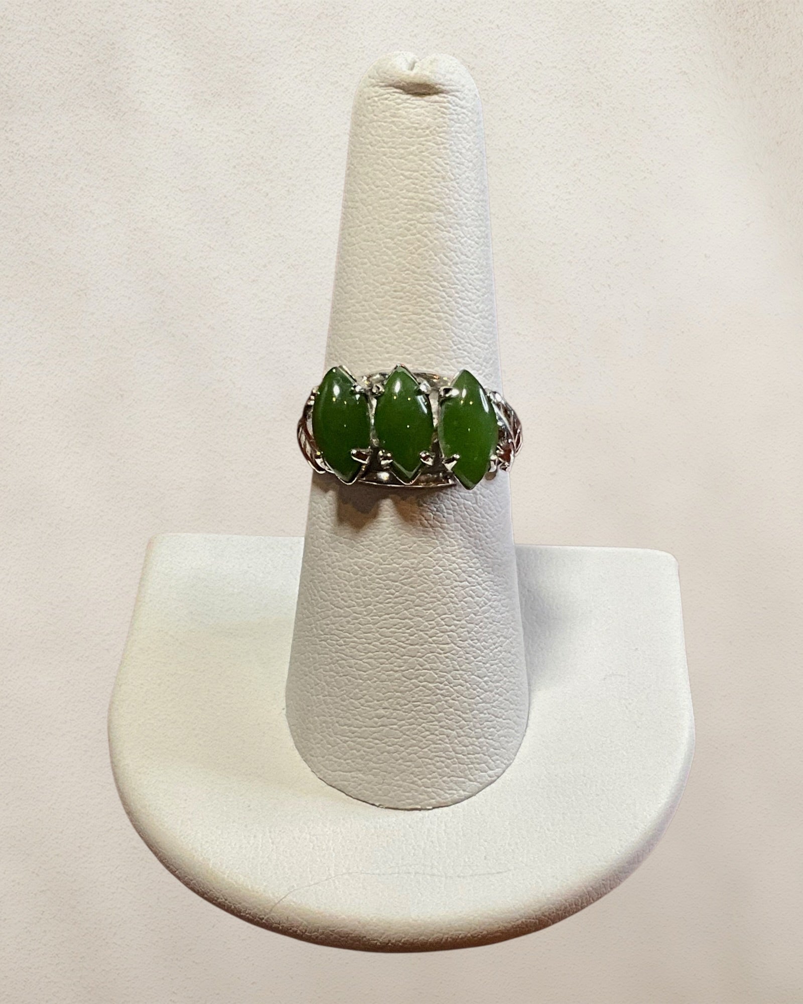 Sterling Silver & Nephrite Jade Gemstone Ring - Estate Sale (Great Condition)