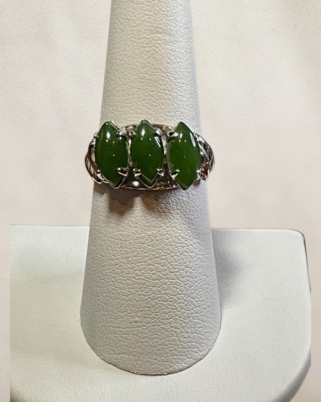 Sterling Silver & Nephrite Jade Gemstone Ring - Estate Sale (Great Condition)