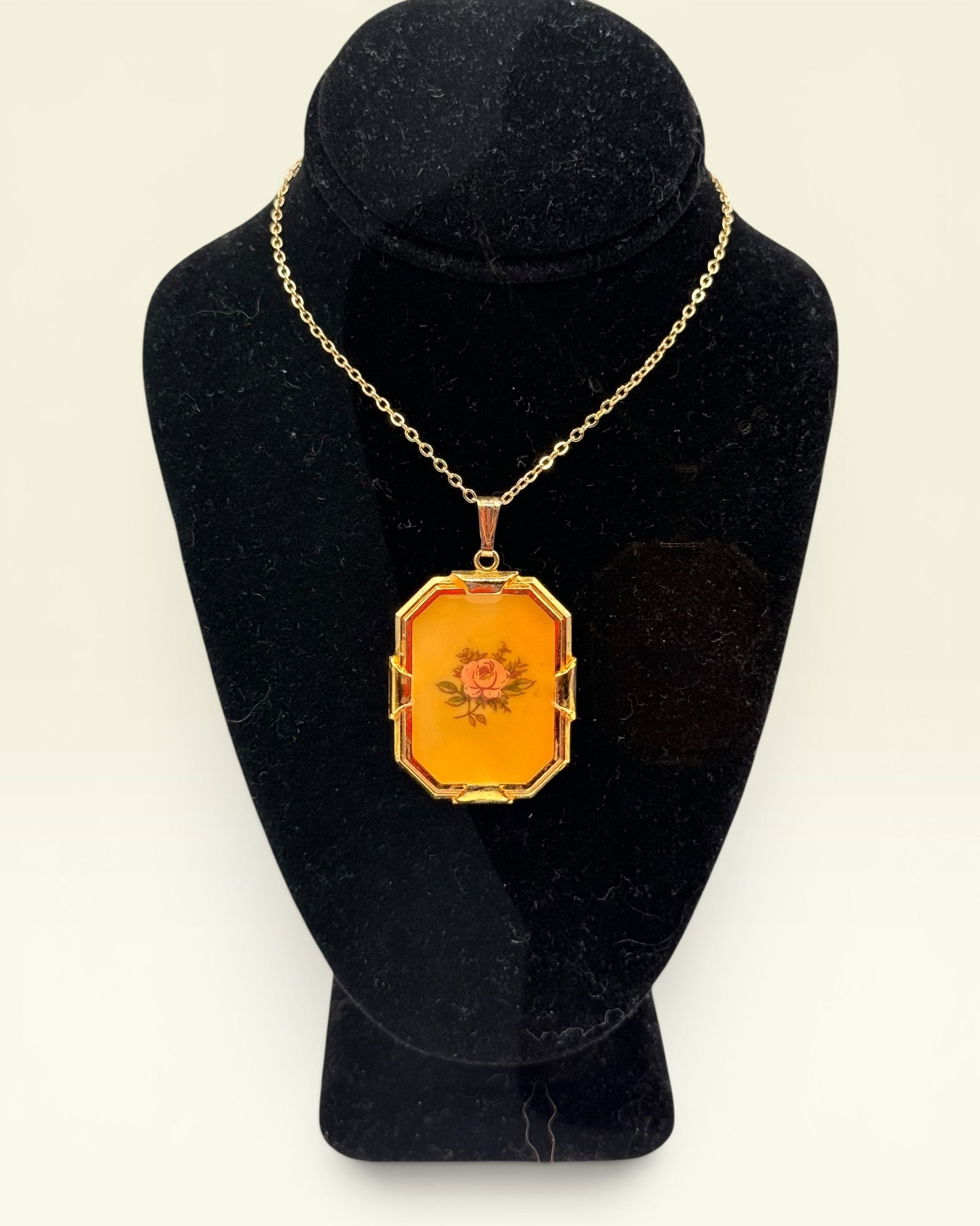 Avon Vintage Pendant Necklace - Estate Sale (Great Condition)