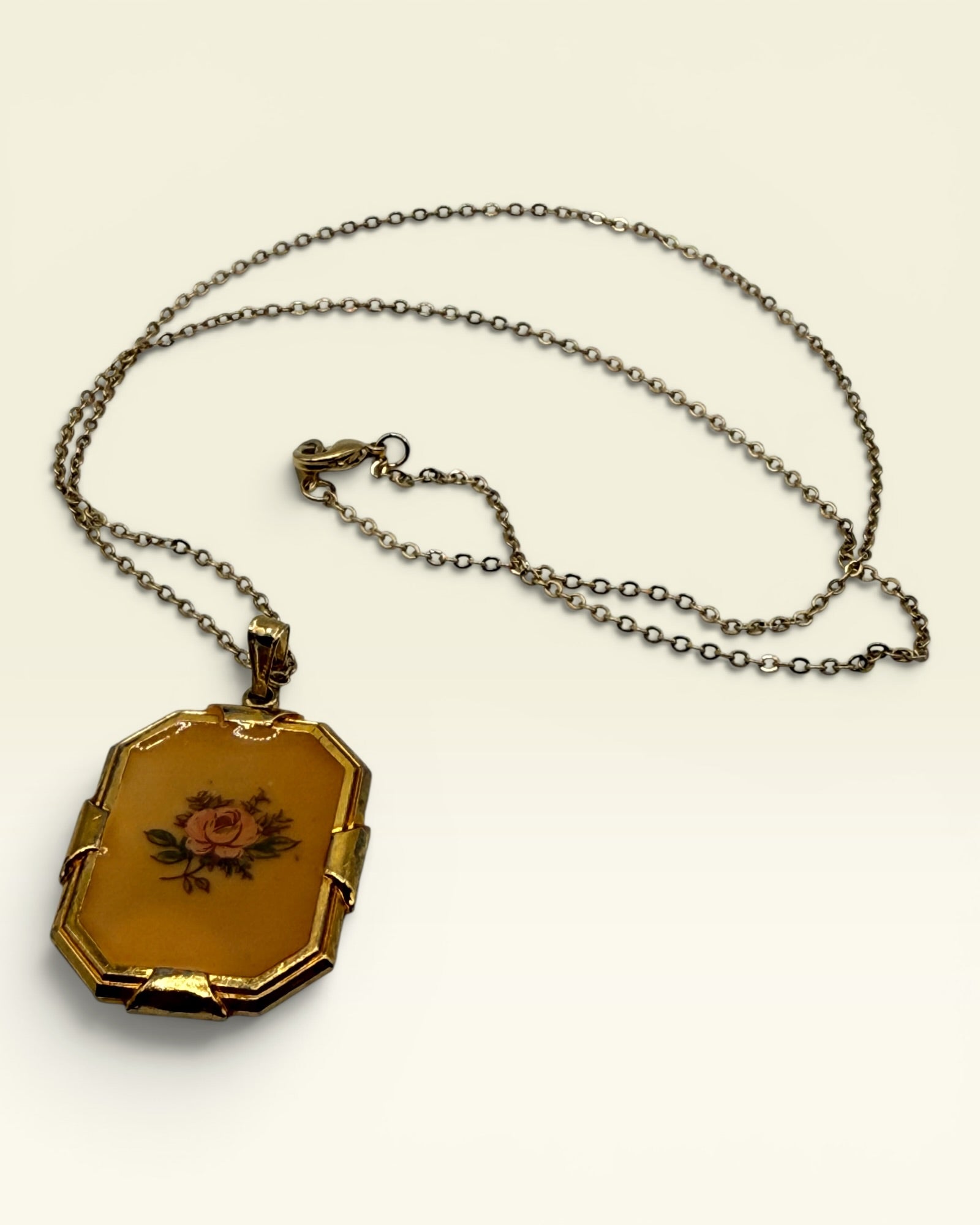 Avon Vintage Pendant Necklace - Estate Sale (Great Condition)