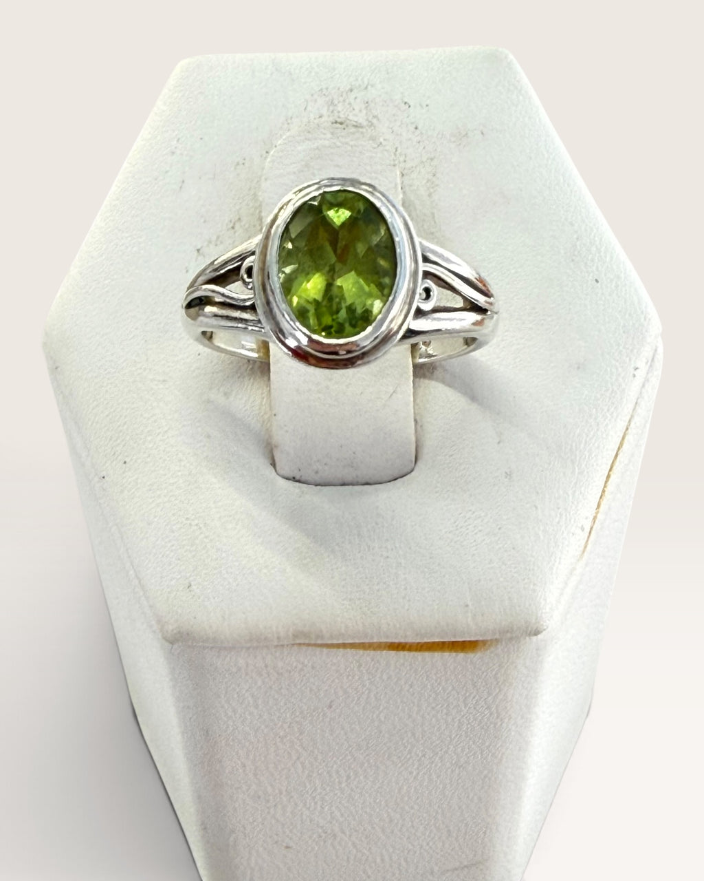 Sterling Silver Peridot Gemstone Ring - Pre-Loved