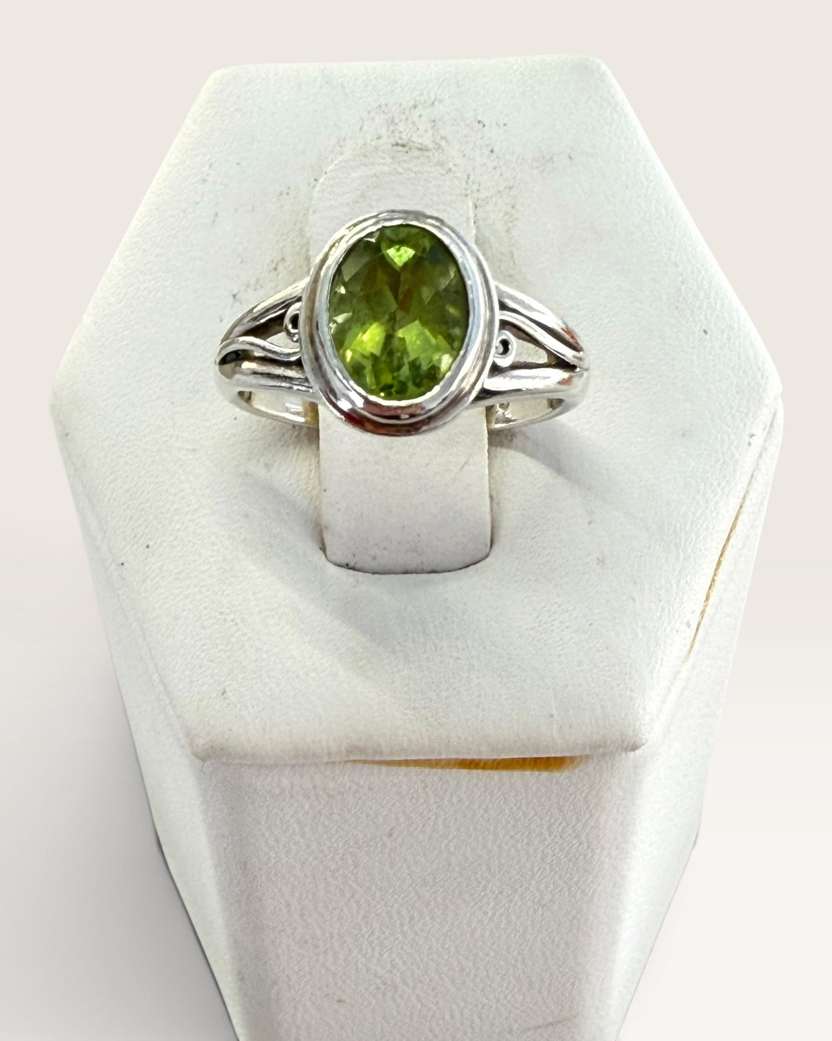 Sterling Silver Peridot Gemstone Ring - Pre-Loved