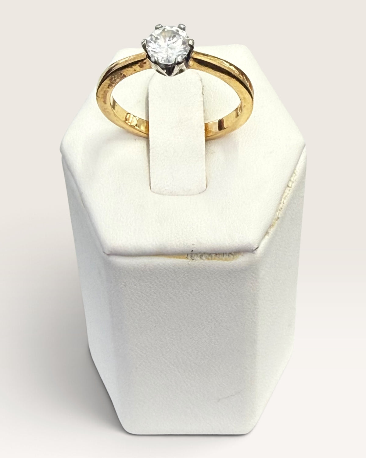Avon Gold Tone Solitaire Ring - Pre-Loved
