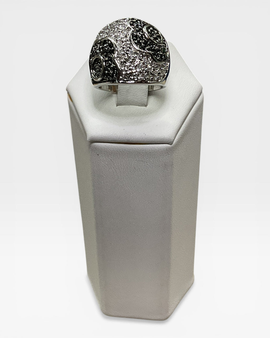 Vintage Black & White Dome Cocktail Ring - Estate Sale (Great Condition)