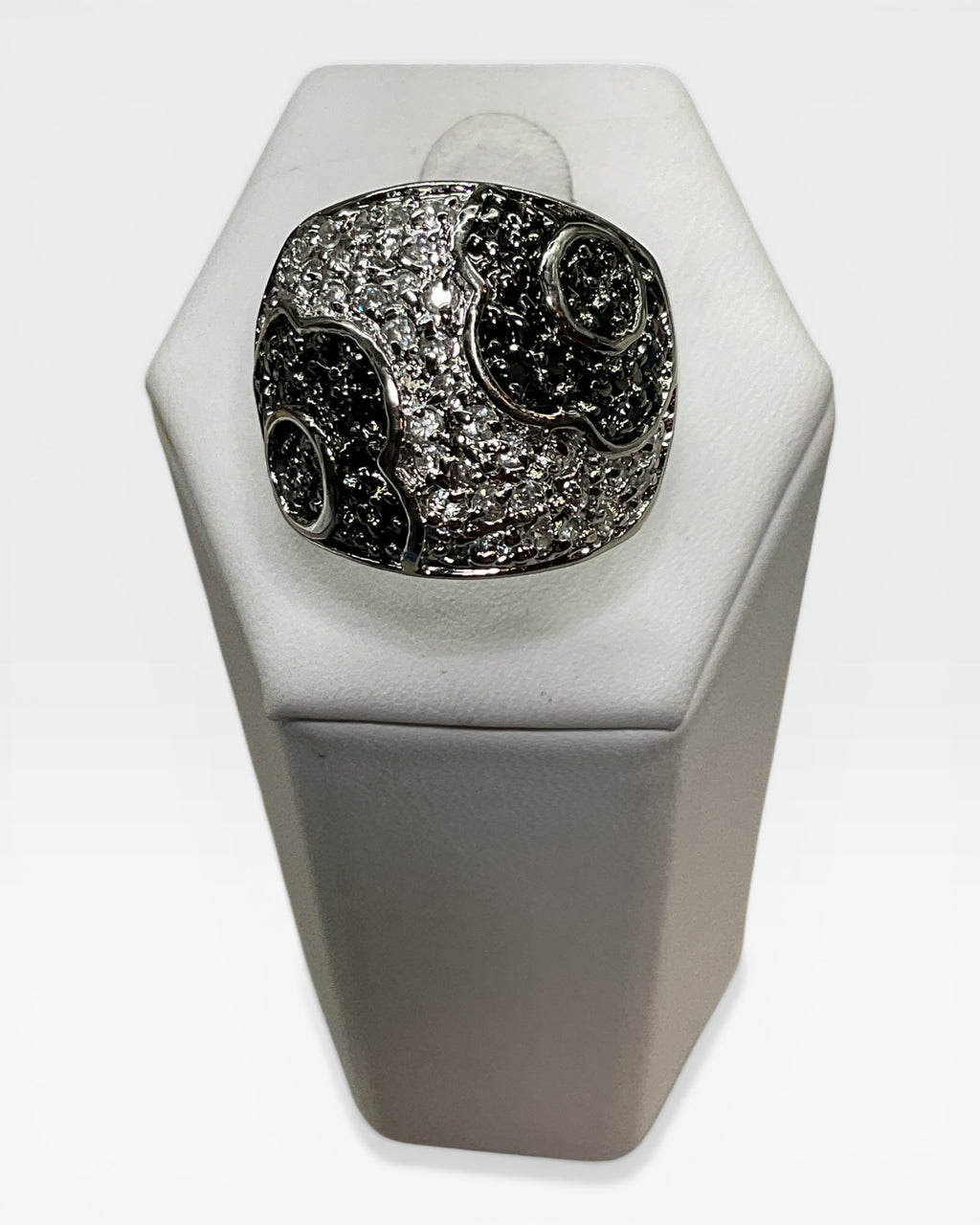 Vintage Black & White Dome Cocktail Ring - Estate Sale (Great Condition)