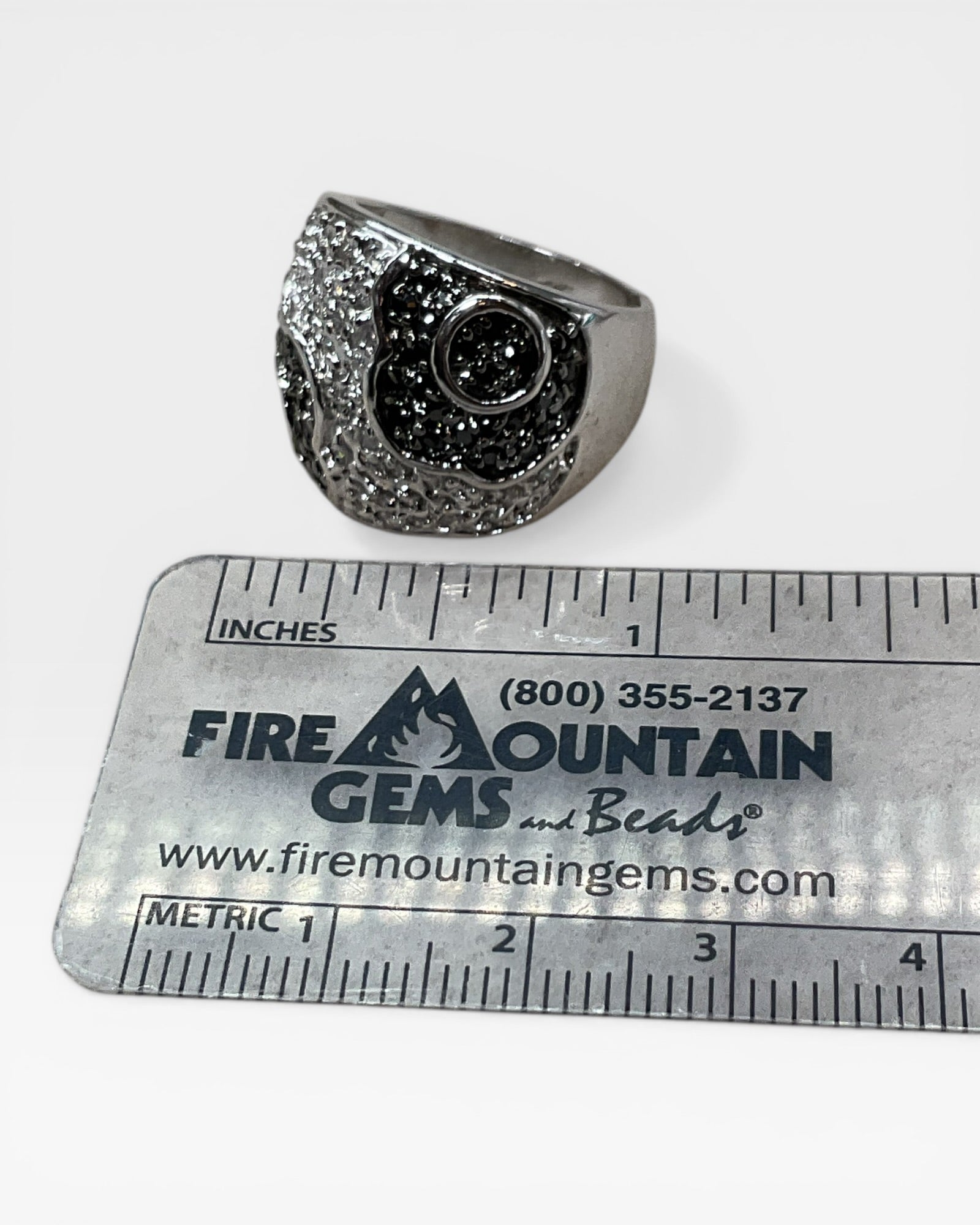 Vintage Black & White Dome Cocktail Ring - Estate Sale (Great Condition)