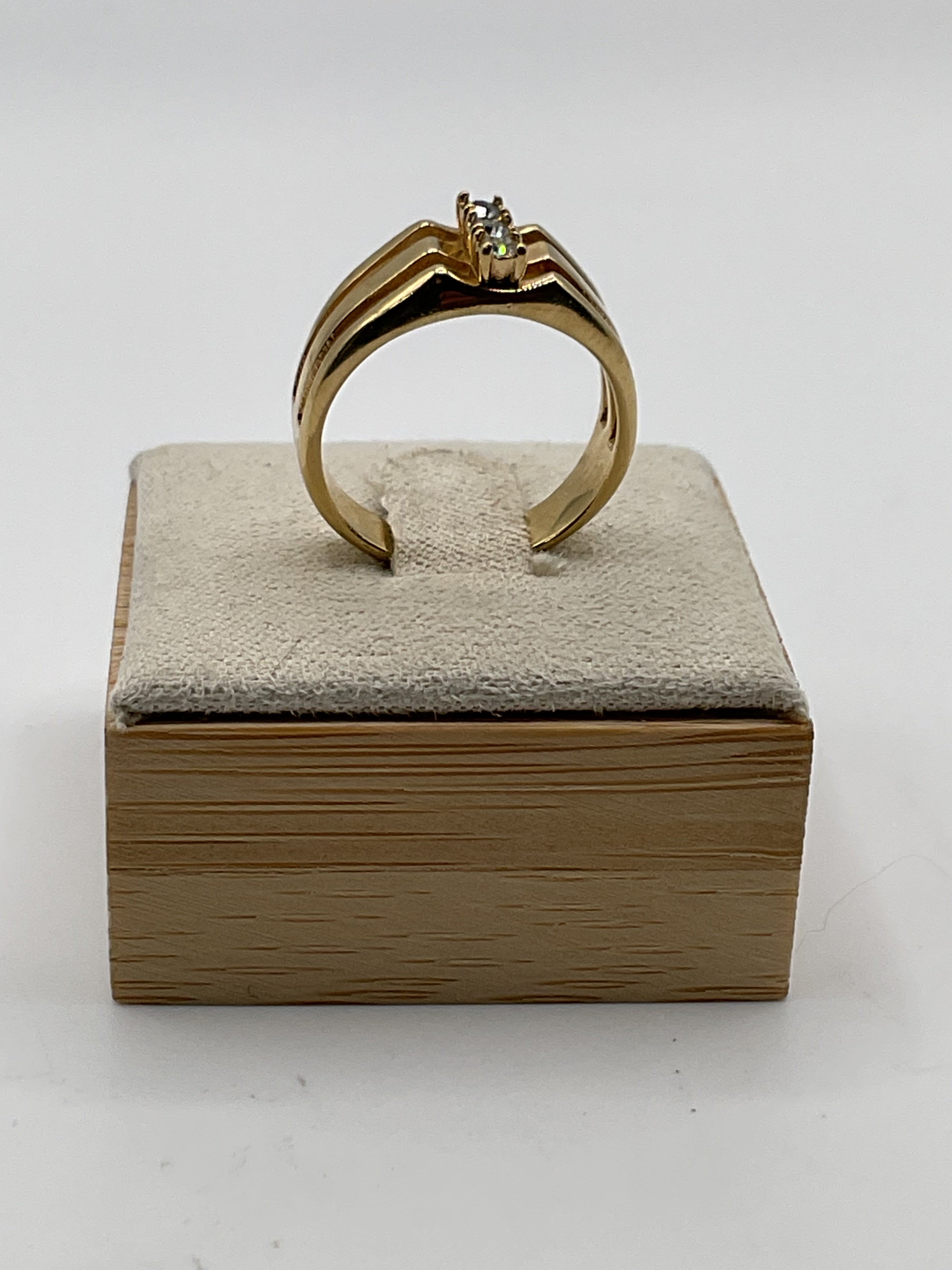 Avon Vintage Gold Tone Ring 3 Stone Cluster Ring - Estate Sale (Great Condition)