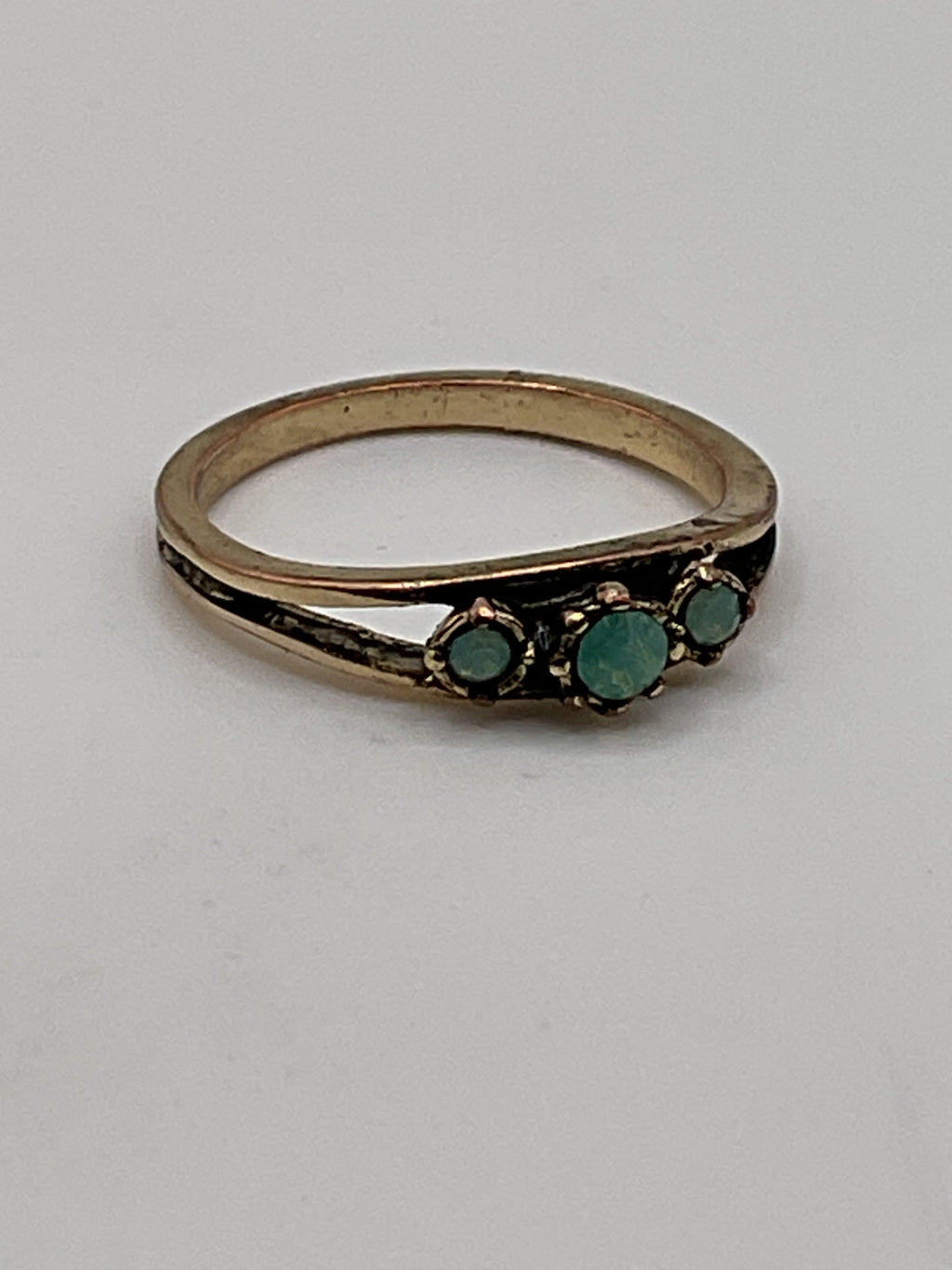 Vintage Style Green Stone Ring | Gold Tone Antique Inspired Band - Estate Sale (Great Condition)