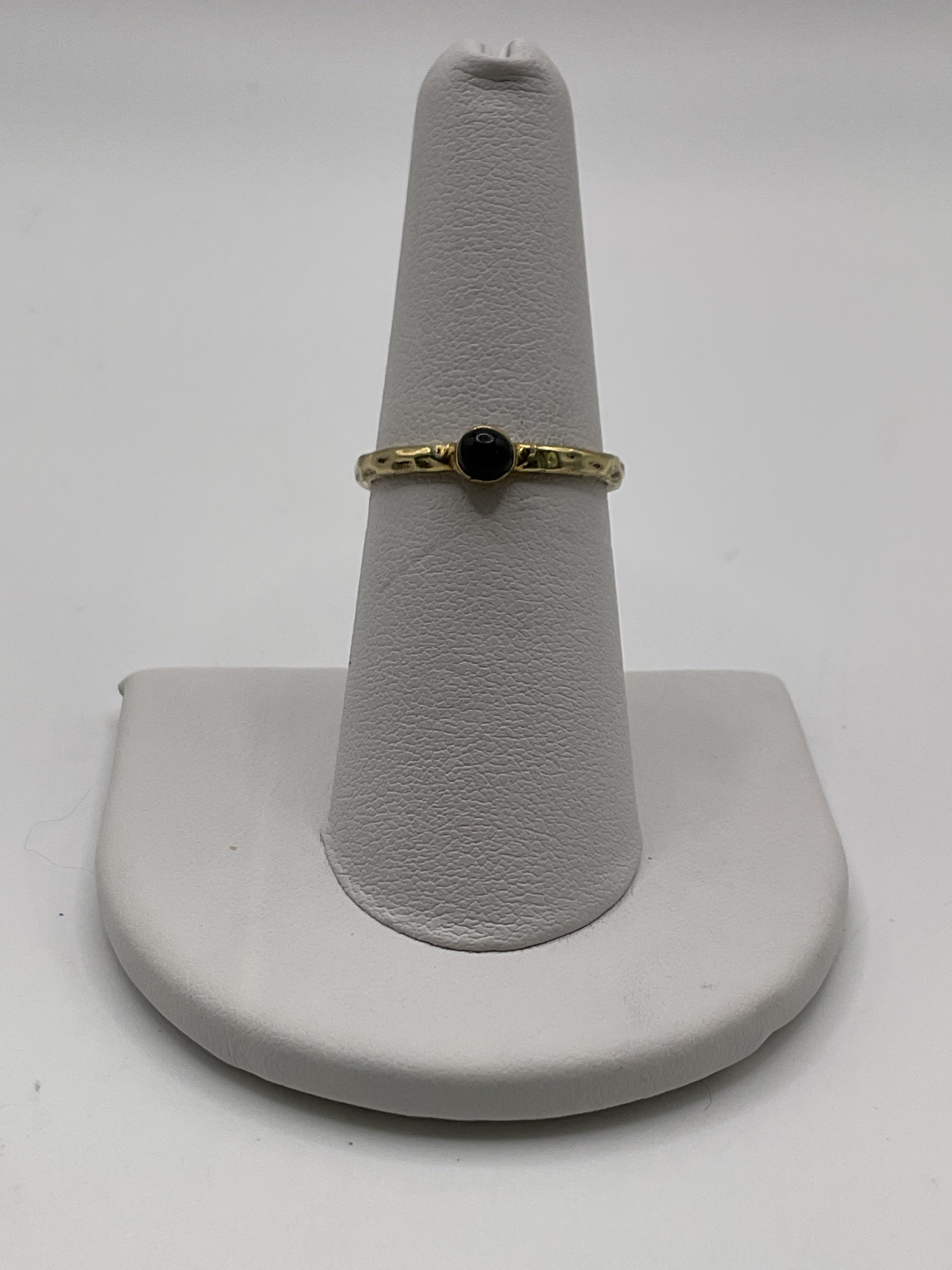 Minimalist Black Stone Ring | Gold Tone Hammered Band Ring - Estate Sale (Great Condition)