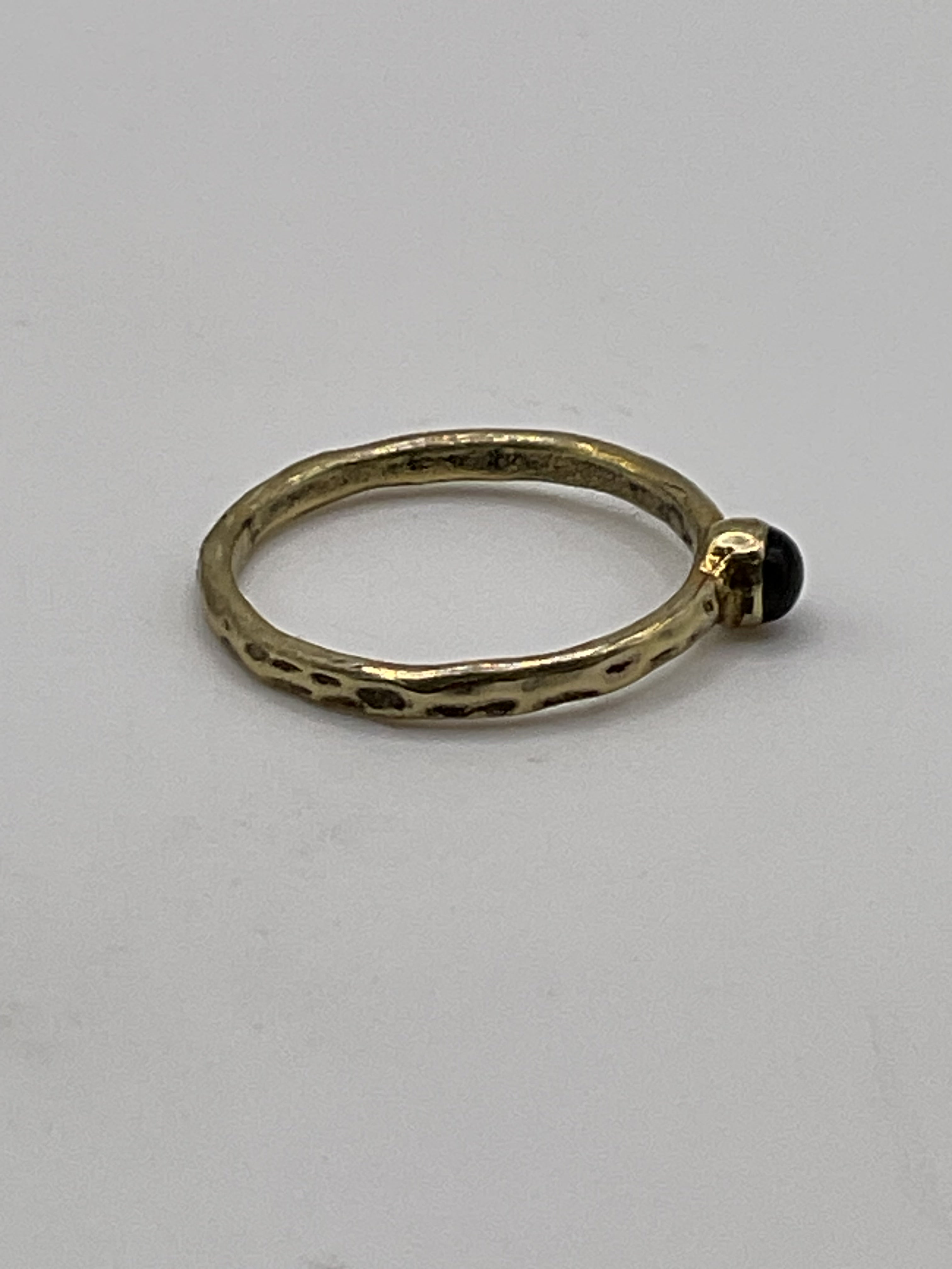 Minimalist Black Stone Ring | Gold Tone Hammered Band Ring - Estate Sale (Great Condition)