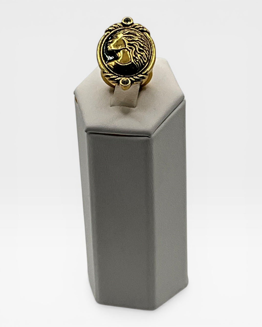 Coreen Simpson Avon Cameo Ring - Estate Sale (Great Condition)