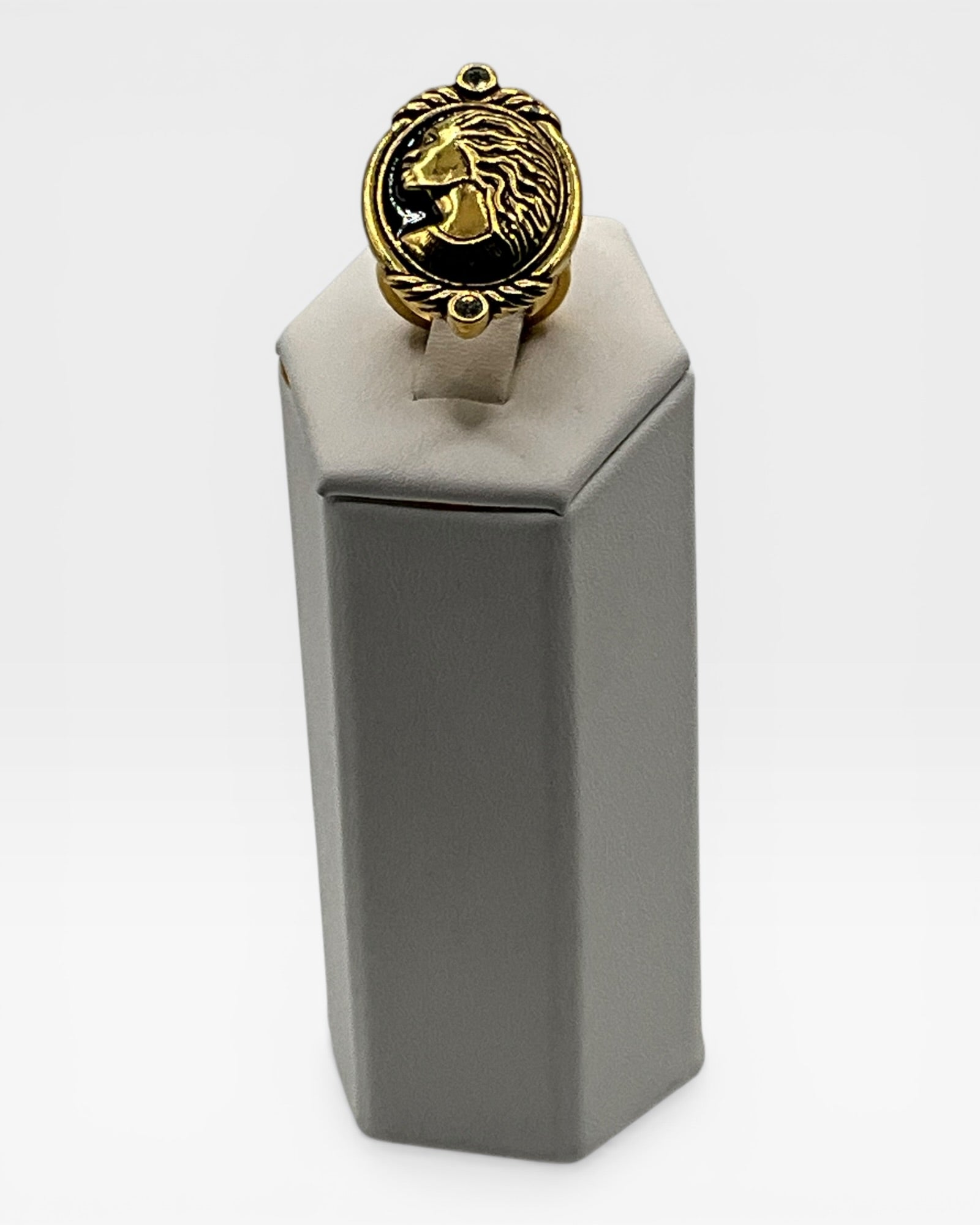 Coreen Simpson Avon Cameo Ring - Estate Sale (Great Condition)