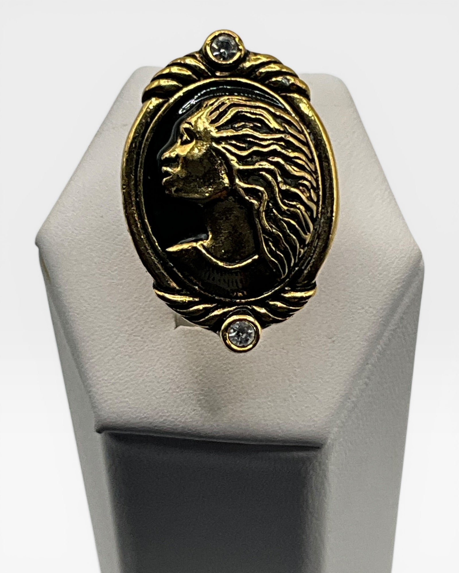 Coreen Simpson Avon Cameo Ring - Estate Sale (Great Condition)