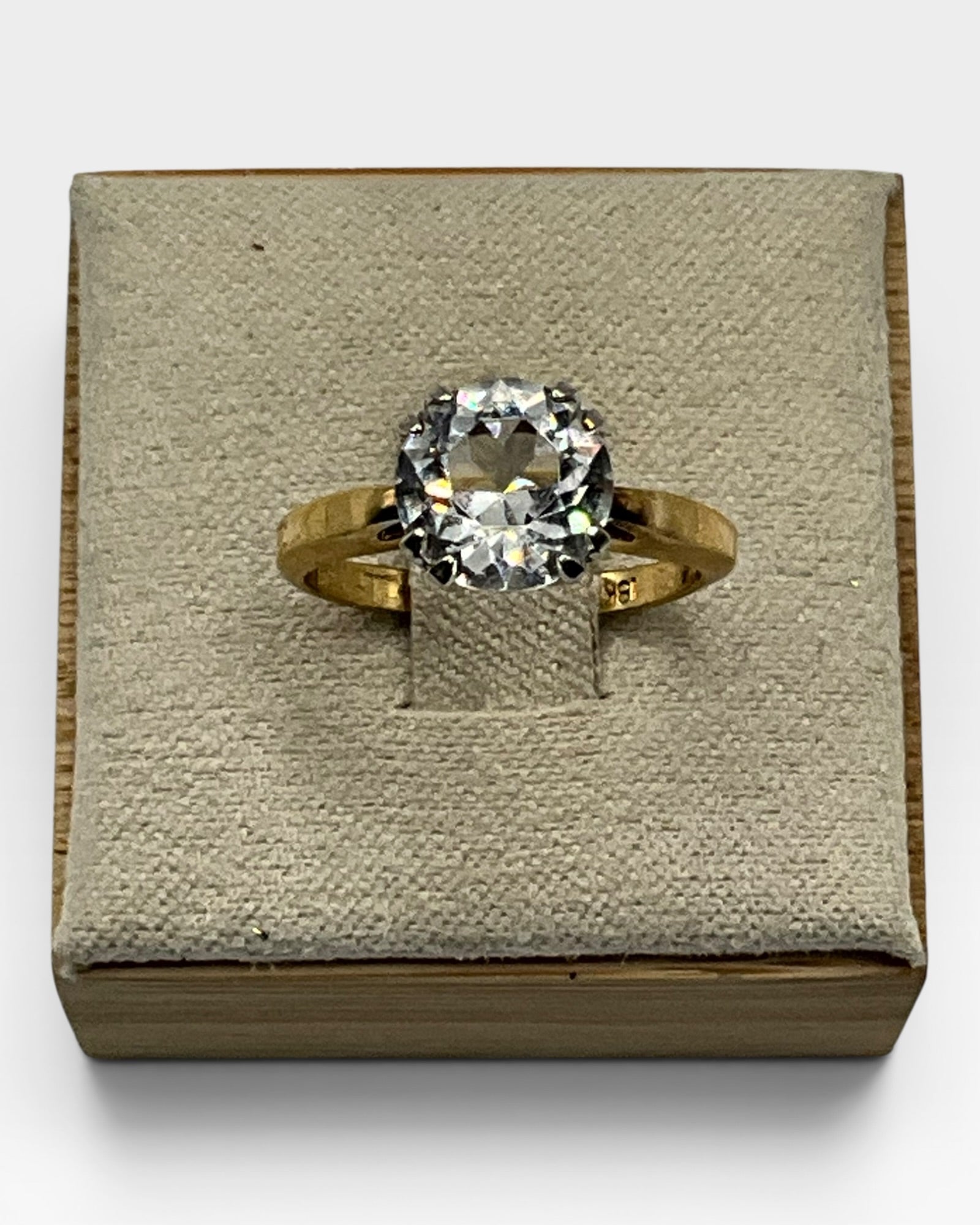 Round Cubic Zirconia Ring - Estate Sale (Great Condition )