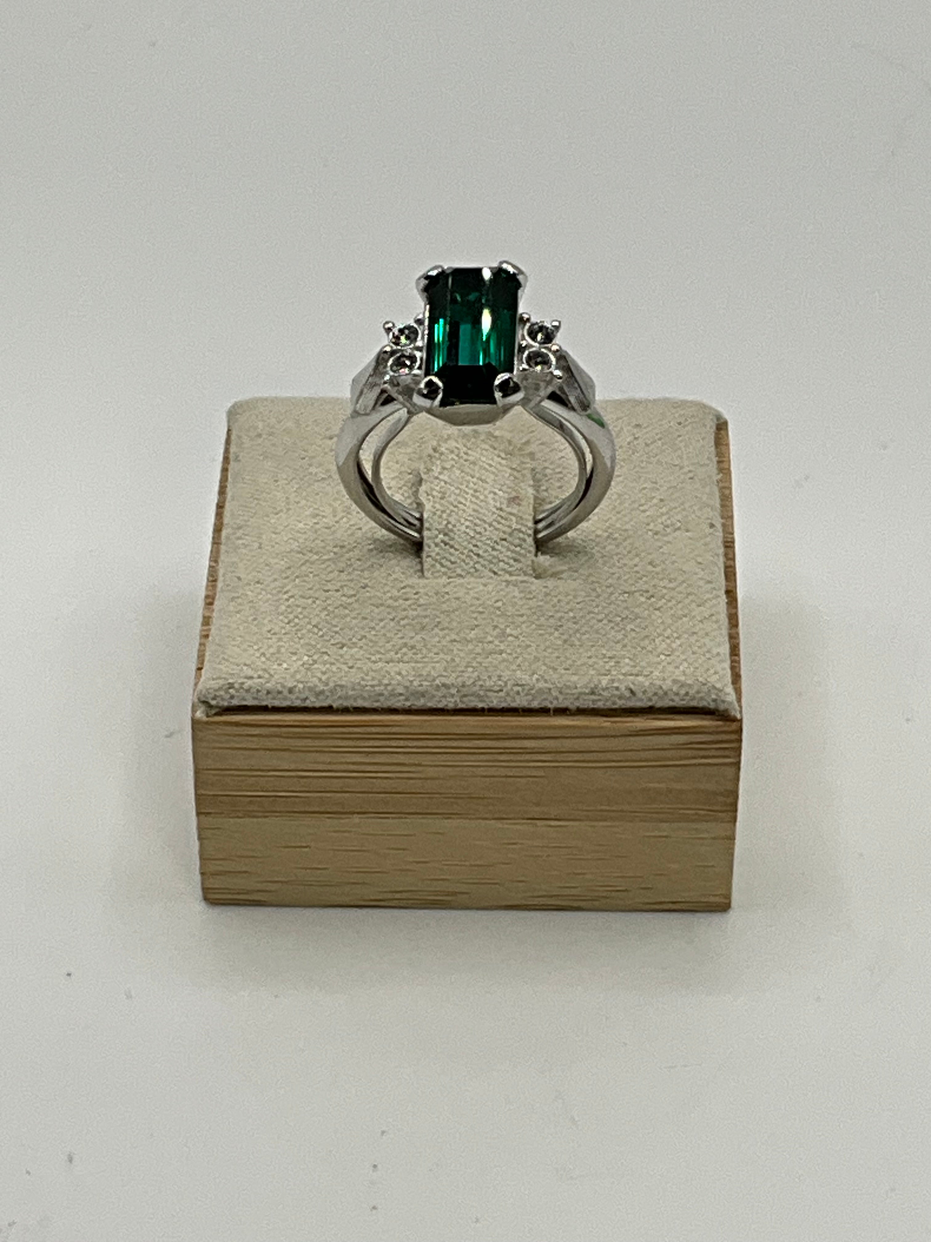 1976 Avon "Park East" Green Emerald CZ & Rhinestone Ring - Estate Sale (Great Condition)