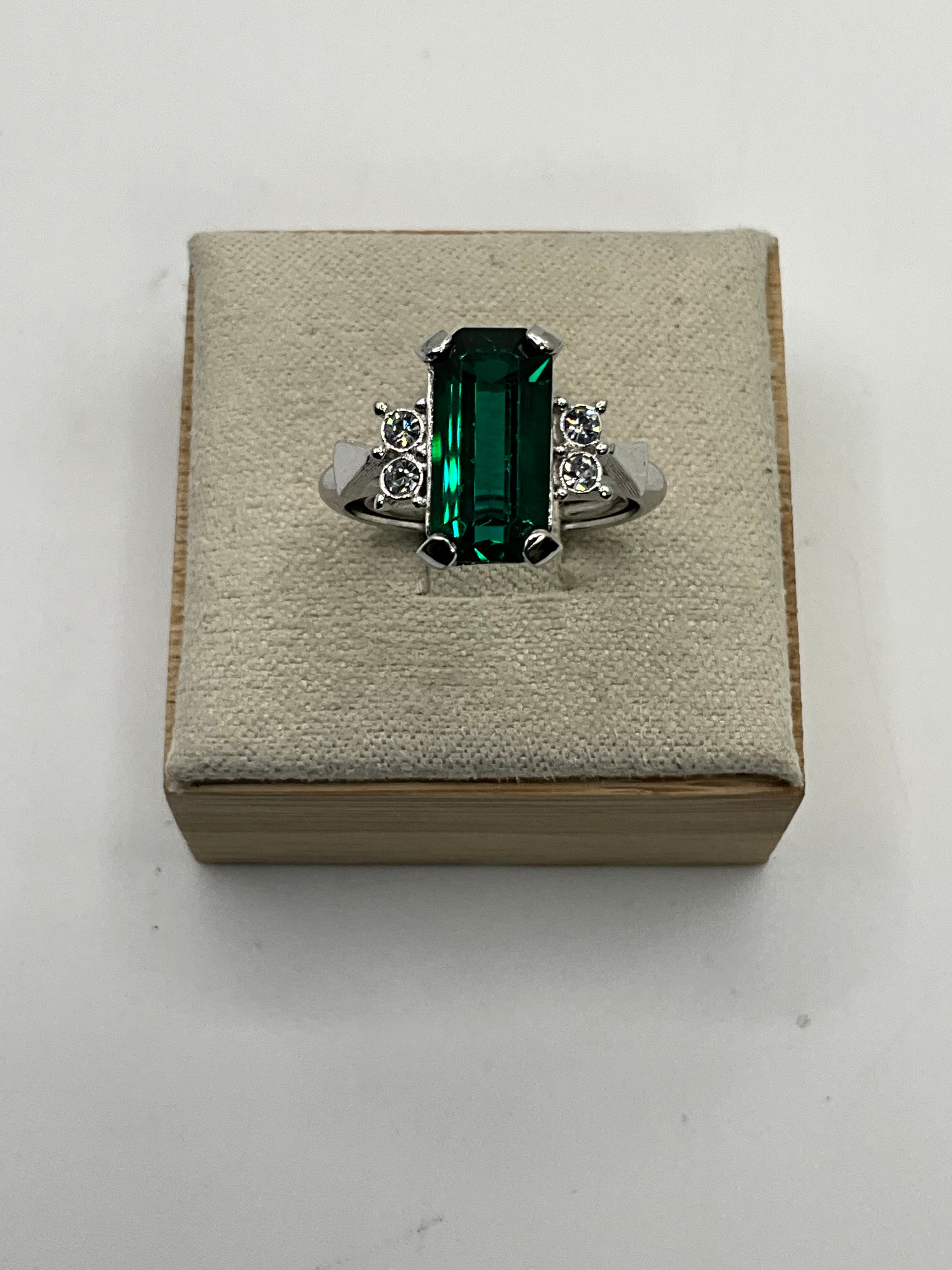 1976 Avon "Park East" Green Emerald CZ & Rhinestone Ring - Estate Sale (Great Condition)
