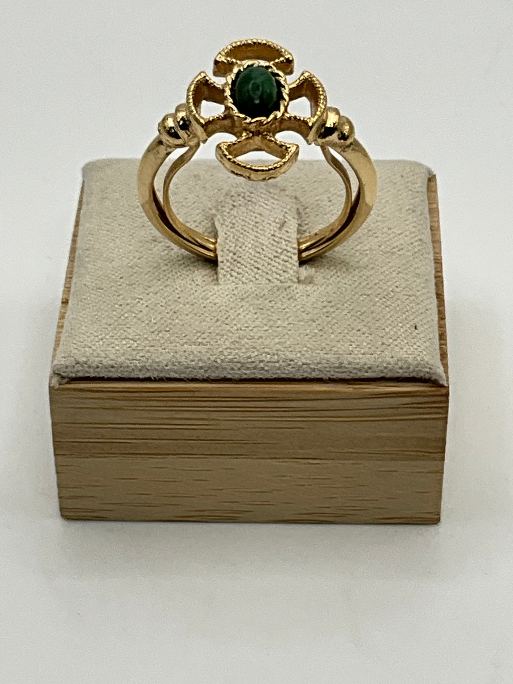 1973 Avon Baroness Ring: Gold Tone Maltese Cross Jade - Estate Sale (Great Condition)