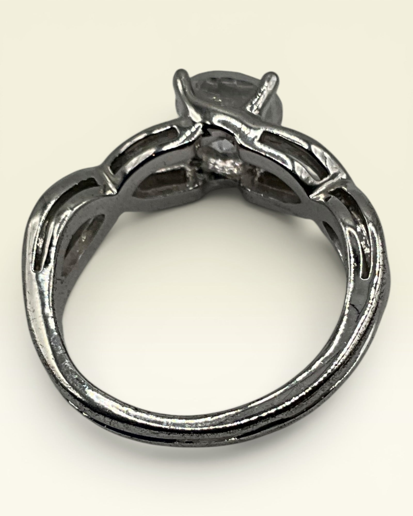 Vintage Avon Sparkly Round Clear Stone in Twisted Silvertone Ring - Estate Sale (Great Condition)
