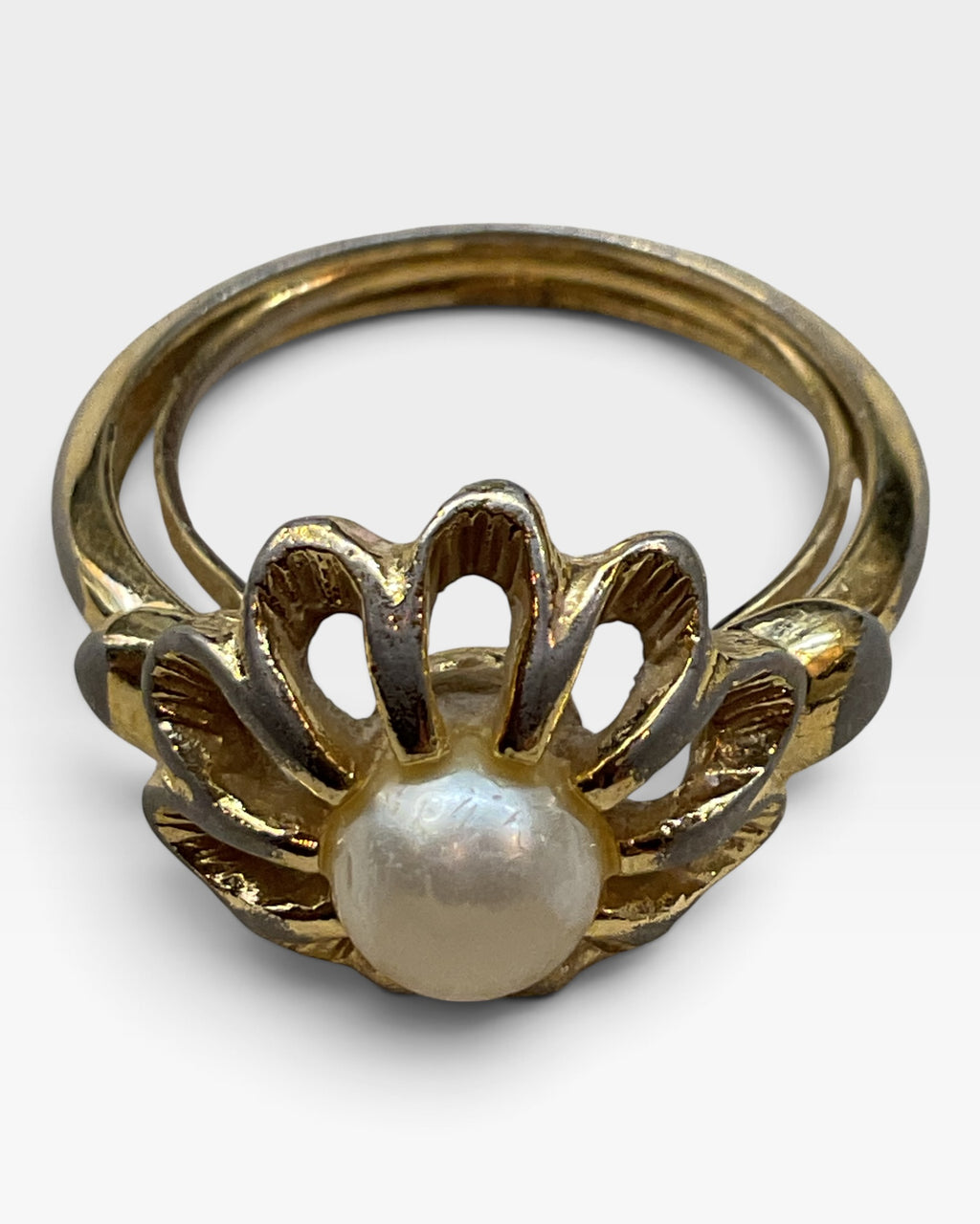Avon Fluoresce Pearl Floral Gold Tone Ring - Pre-Loved