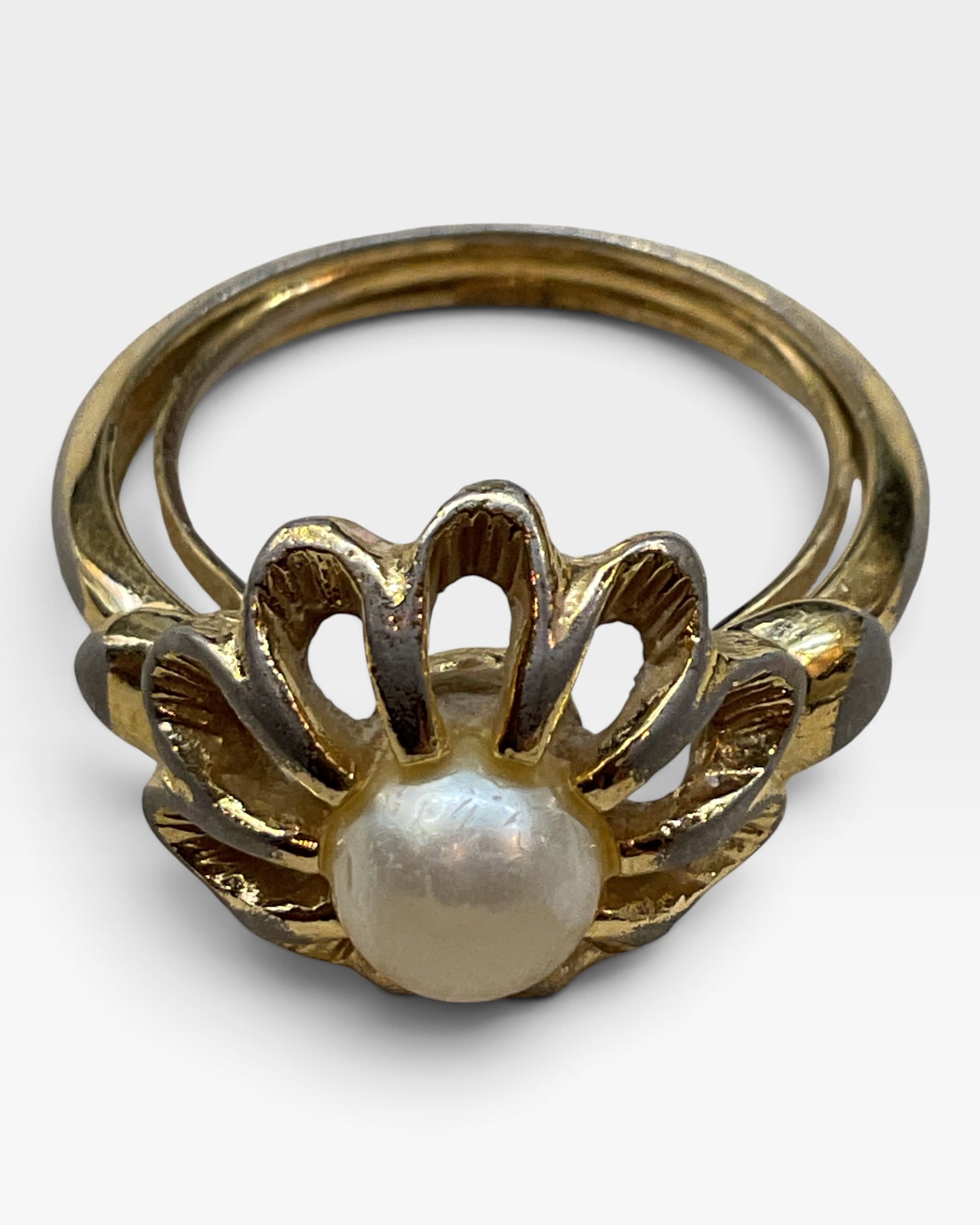 Avon Fluoresce Pearl Floral Gold Tone Ring - Pre-Loved