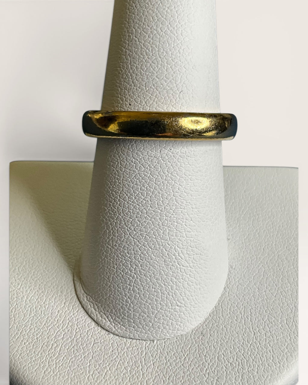 Peridot Cubic Zirconia on Gold Tone Band Ring - Estate Sale (Great Condition)
