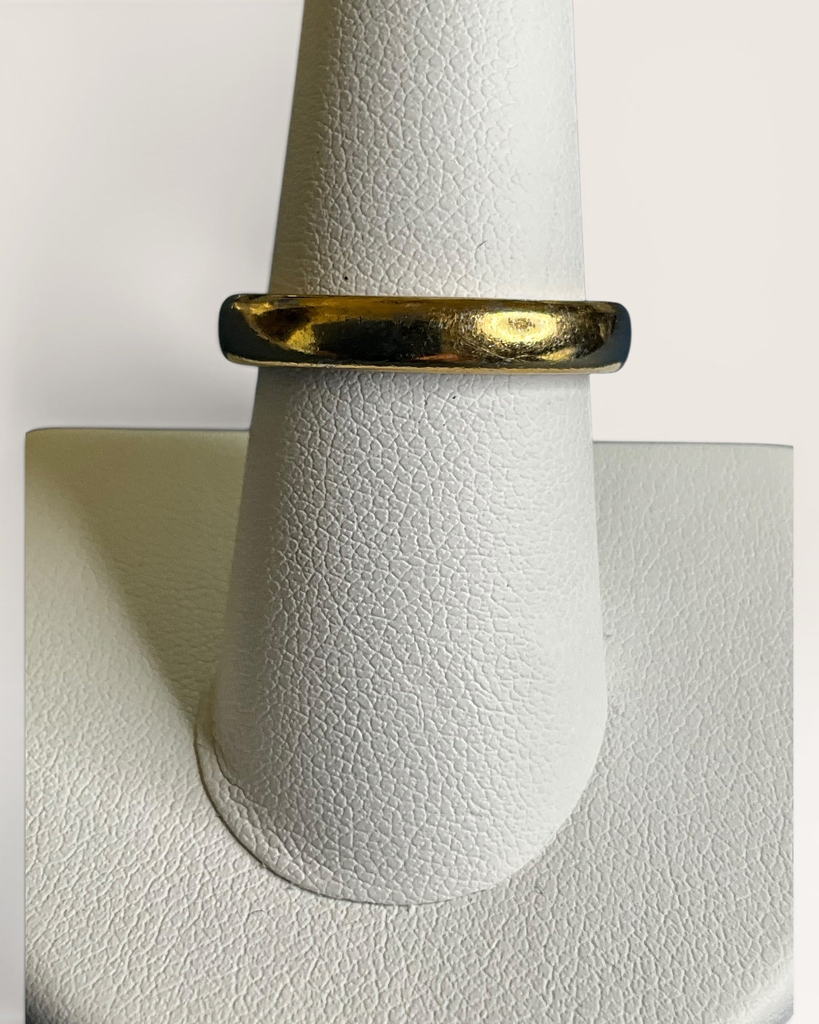 Peridot Cubic Zirconia on Gold Tone Band Ring - Estate Sale (Great Condition)