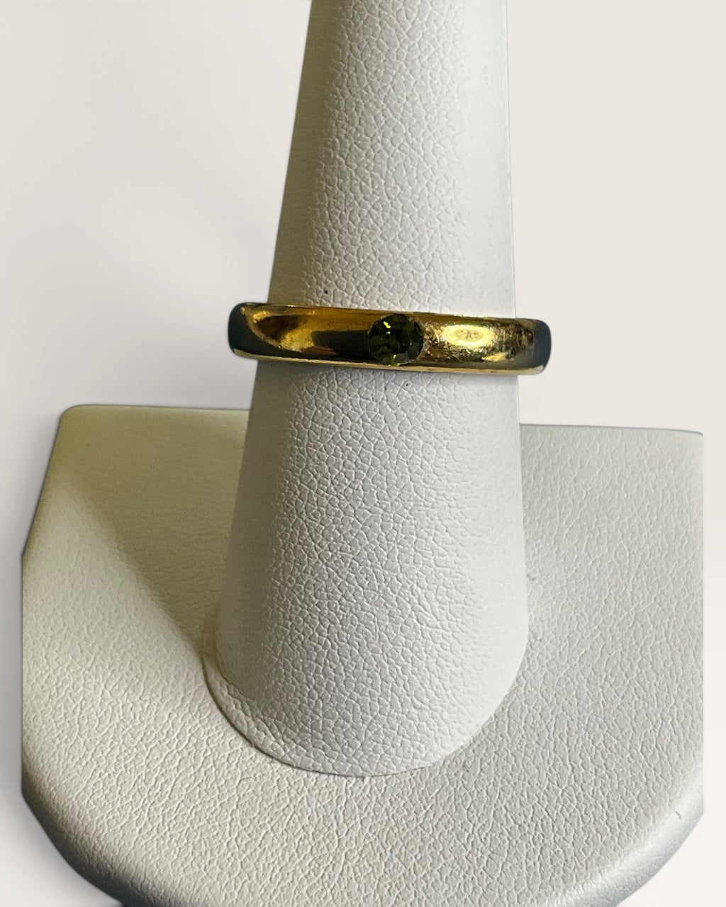 Peridot Cubic Zirconia on Gold Tone Band Ring - Estate Sale (Great Condition)