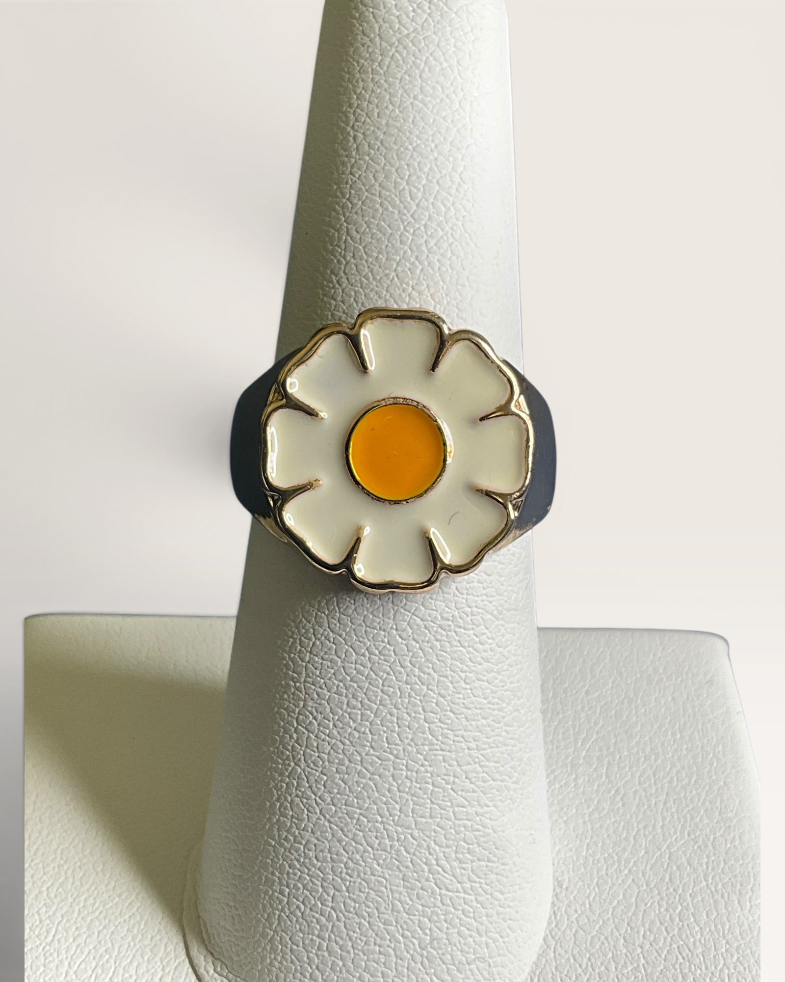 Cute Floral Signet Cottagecore Daisy Enamel Ring - Estate Sale (Great Condition)