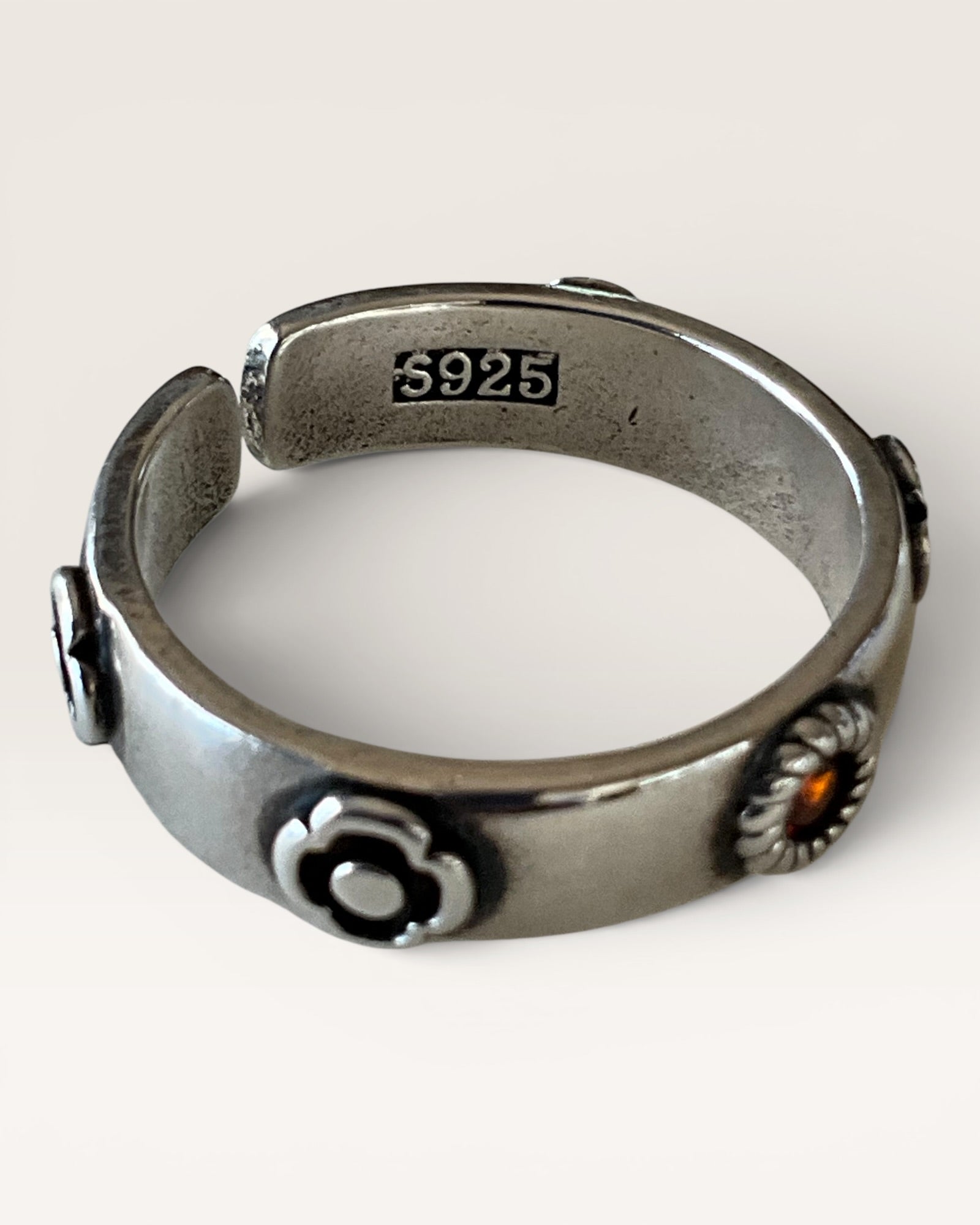 Sterling Silver Howl Band Ring with Grossular Garnet - Estate Sale (Great Condition)